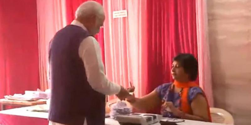 प्रधानमंत्री नरेंद्र मोदी सहित कई राजनैतिक हस्तियों ने किया मतदान