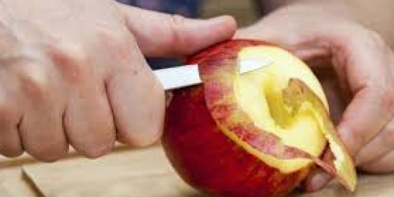 सेब के छिलके खाने से ये बीमारियां होती है दूर