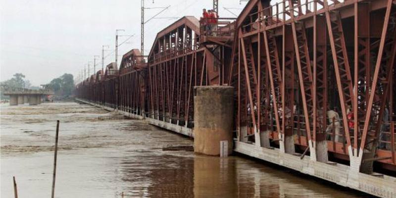 दिल्ली में यमुना नदी का जल स्तर खतरे के निशान से उपर