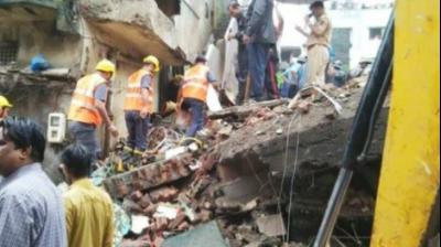 मुम्बई: अंधेरी रेलवे स्‍टेशन पर फुटओवर ब्रिज का हिस्सा गिरने से यातायात प्रभावित
